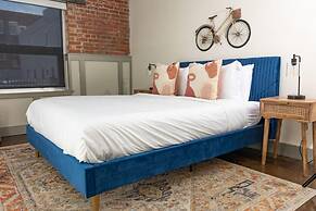 Luxury 2 BR Apartment With Modern Accents Downtown