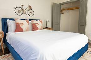 Luxury 2 BR Apartment With Modern Accents Downtown