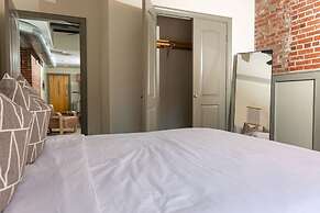 Luxury 2 BR Apartment With Modern Accents Downtown