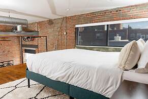 Trendy 1 BR Loft apt Downtown With Exposed Brick