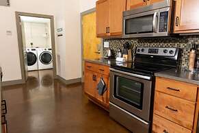 Trendy 1 BR Loft apt Downtown With Exposed Brick