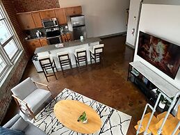 Exceptional 1 BR Apartment Downtown w Study Loft