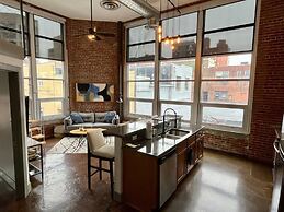 Exceptional 1 BR Apartment Downtown w Study Loft