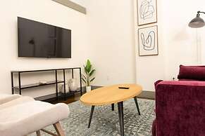 Stylish and new 1 BR Loft Apartment Right Downtown
