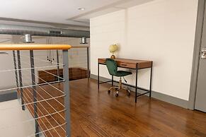 Stylish and new 1 BR Loft Apartment Right Downtown