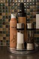 Stylish and new 1 BR Loft Apartment Right Downtown