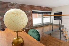 Stylish and new 1 BR Loft Apartment Right Downtown