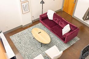 Stylish and new 1 BR Loft Apartment Right Downtown