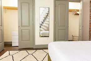 Stylish and new 1 BR Loft Apartment Right Downtown