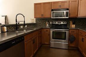 Stylish and new 1 BR Loft Apartment Right Downtown