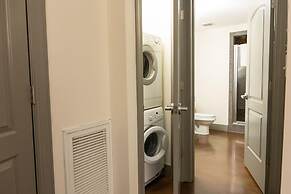 Stylish and new 1 BR Loft Apartment Right Downtown