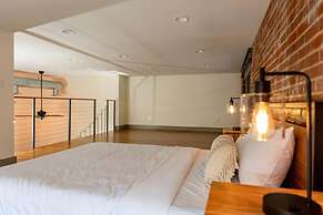 Stunning 2 BR Loft Smack in the Heart of Downtown