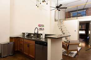Stunning 2 BR Loft Smack in the Heart of Downtown