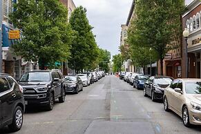Stunning 2 BR Loft Smack in the Heart of Downtown