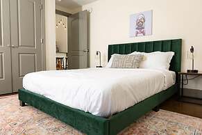 Stunning 2 BR Loft Smack in the Heart of Downtown