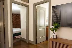 Stunning 2 BR Loft Smack in the Heart of Downtown