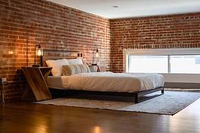 Stunning 2 BR Loft Smack in the Heart of Downtown