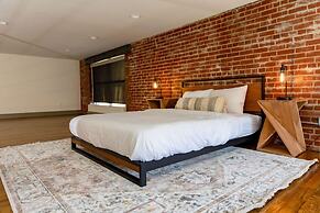 Stunning 2 BR Loft Smack in the Heart of Downtown