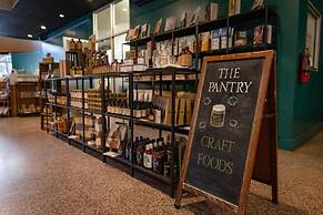 Stunning 2 BR Loft Smack in the Heart of Downtown