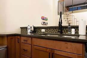 Stunning 2 BR Loft Smack in the Heart of Downtown