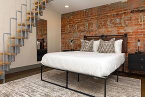 Extra Classy 1 BR Loft With Exposed Brick Downtown