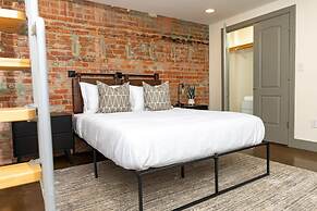 Extra Classy 1 BR Loft With Exposed Brick Downtown