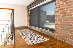 Extra Classy 1 BR Loft With Exposed Brick Downtown