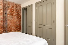 Luxury 2 Bedroom apt With Exposed Brick Downtown