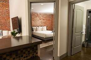 Luxury 2 Bedroom apt With Exposed Brick Downtown