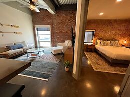 Luxury 2 Bedroom apt With Exposed Brick Downtown