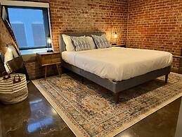 Luxury 2 Bedroom apt With Exposed Brick Downtown