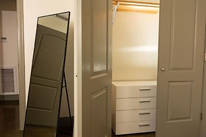 Luxury 2 Bedroom apt With Exposed Brick Downtown