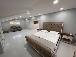 Jacuzzi Loft and Pool Glencoe Townhome