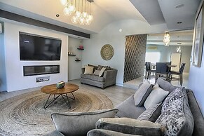 Pool and Jacuzzi Vacation Home