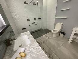 Pool and Jacuzzi Vacation Home