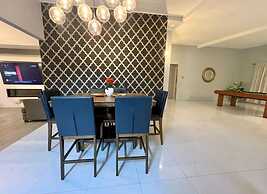 Pool and Jacuzzi Vacation Home