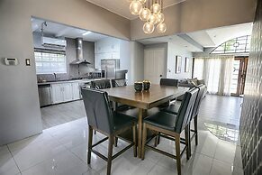 Pool and Jacuzzi Vacation Home