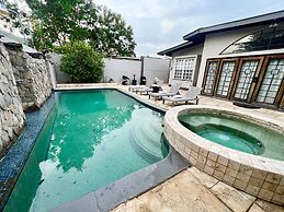 Pool and Jacuzzi Vacation Home