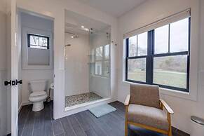 Sandpoint by Rove Travel Modern 5BR w Pool