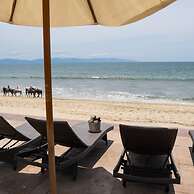 Ocean Front Condo With Pool Sleeps 6 Adults