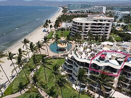 Ocean Front Penthouse Pool Sleeps 8 People