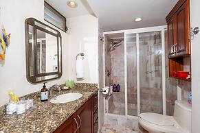 Ocean Front Penthouse Pool Sleeps 8 People