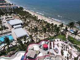 Ocean Front Penthouse Pool Sleeps 8 People