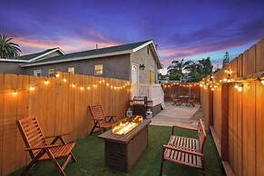 Trendy San Diego Home With Backyard and Firepit