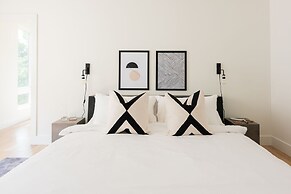 Nash Chic Near DT Rooftop Luxe Comfort