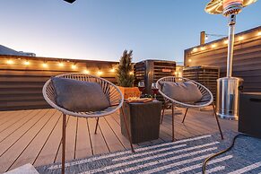 Nash Chic Near DT Rooftop Luxe Comfort