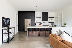 Nash Chic Near DT Rooftop Luxe Comfort