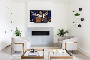 Nash Chic Near DT Rooftop Luxe Comfort