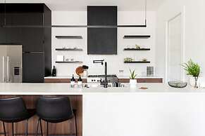 Nash Chic Near DT Rooftop Luxe Comfort