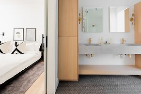 Nash Chic Near DT Rooftop Luxe Comfort